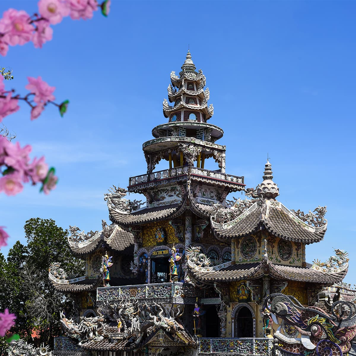 Башня Тап Да Бао в Linh Phuoc Pagoda создаёт вертикальный акцент двора и напоминает легенду о Будде Đa Bảo, подтверждающем истинность учения Шакьямуни.