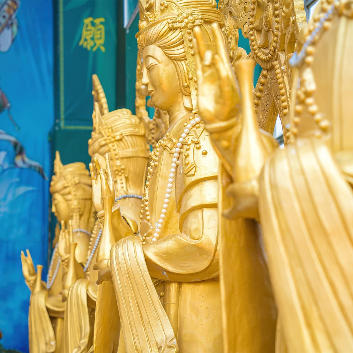 Ряды 324 статуй Куан Тхе Ам в пагоде Линь Фуок выстроены так, что в центре зала кажется, будто богиня окружает со всех сторон, слыша «страдания мира».