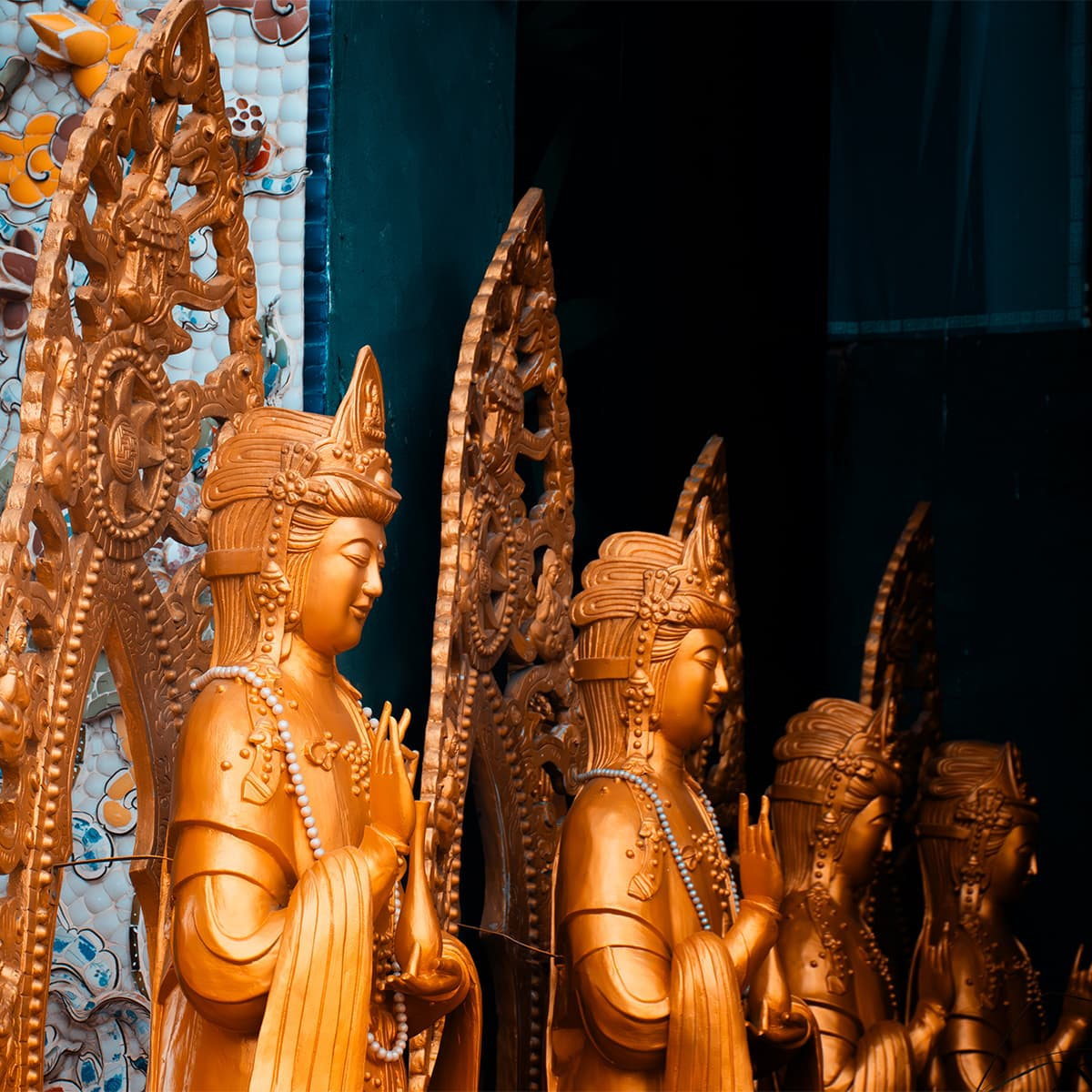 324 золотые фигуры Куан Тхе Ам в Linh Phuoc Pagoda визуально воплощают идею множества форм бодхисаттвы — помощь может прийти отовсюду и каждому.