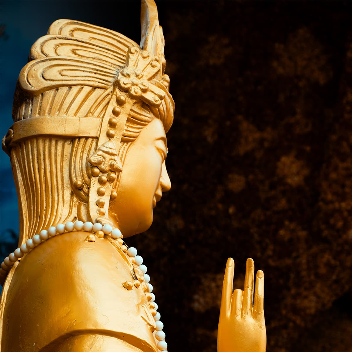 Зал 324 статуй Куан Тхе Ам в Линь Фуок — одна из самых впечатляющих комнат комплекса: строгие ряды фигур, тёплый свет и ощущение храмовой бесконечности.