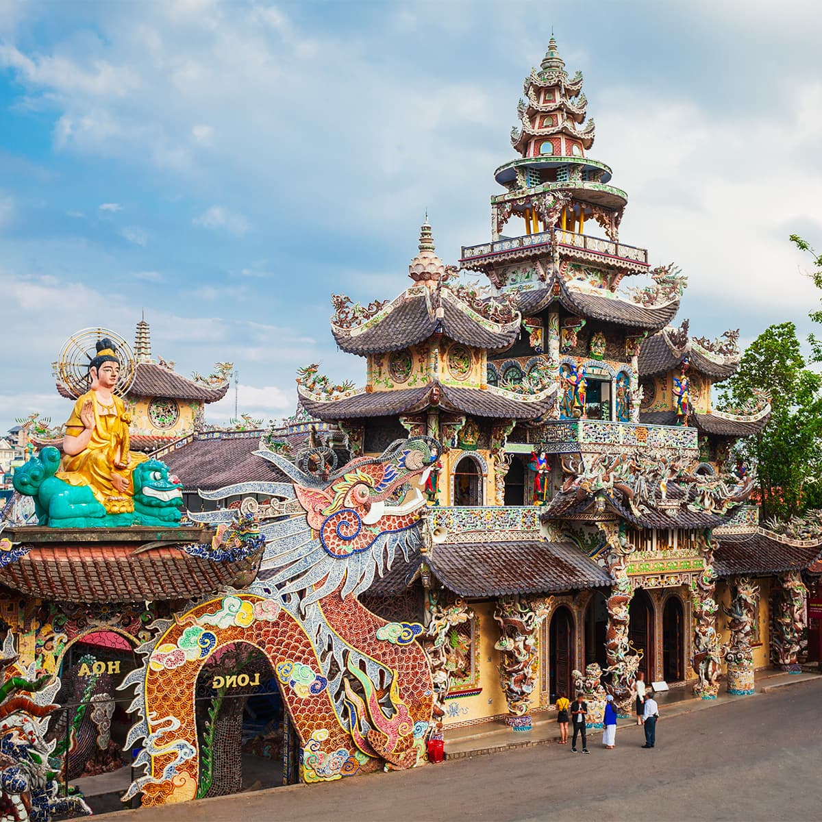 Архитектура Линь Фуок узнаётся сразу: здесь почти нет гладких стен, всё покрыто мозаикой из фарфора, керамики и бутылочного стекла, сложенной в драконов и лотосы.