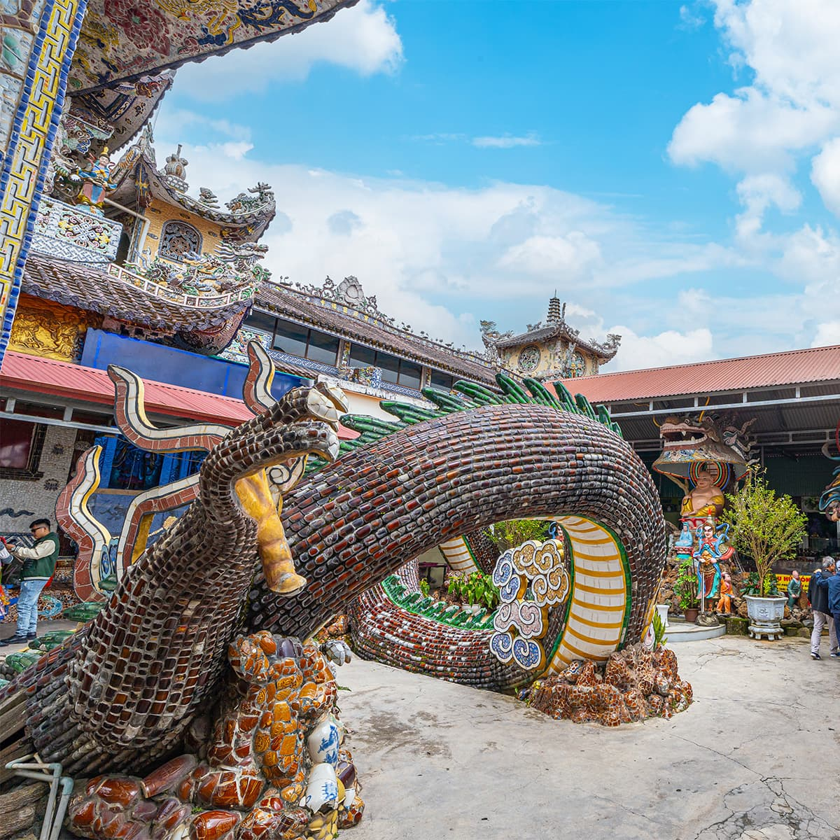 Мозаичные фасады пагоды Линь Фуок мерцают на солнце всеми оттенками керамики, превращая буддийский храм в фантастический «город деталей» на окраине Далата.