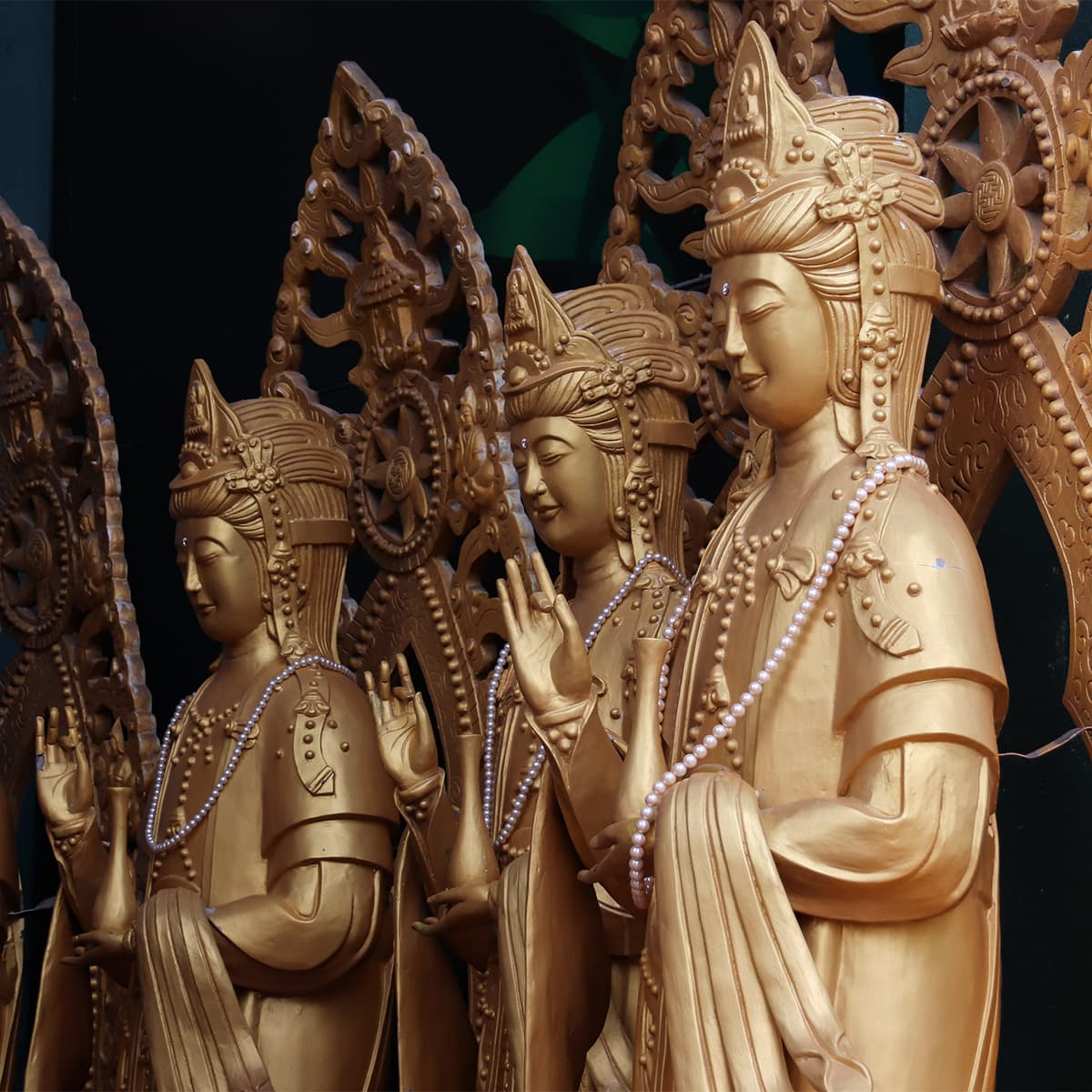 Главный зал Chánh điện в Линь Фуок вытянут вдоль оси комплекса, а его панно из осколков посуды рассказывают историю жизни Будды языком мозаики и барельефов.