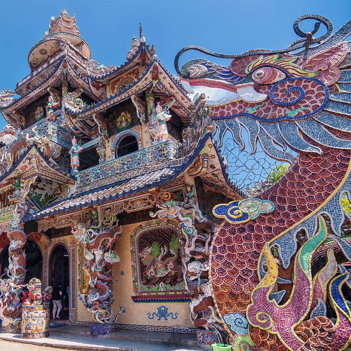 Дворы, павильоны и лестницы Линь Фуок выстроены как архитектурный лабиринт, где за каждым поворотом открывается новая мозаичная сцена или резная статуя.