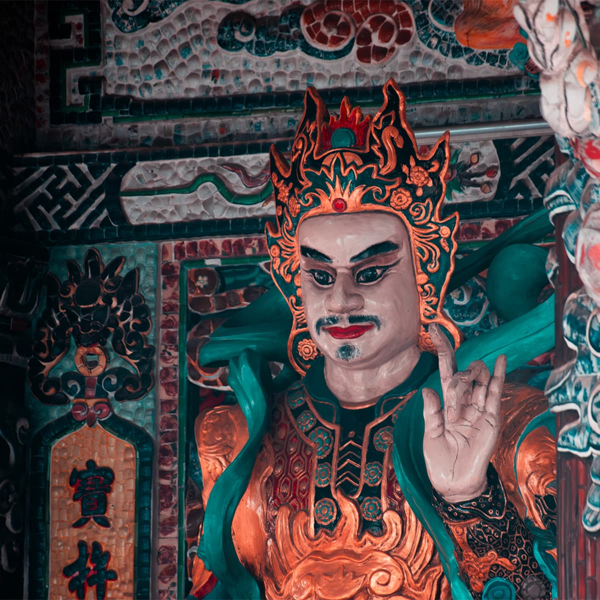 В 1990 году настоятель Тхить Там Ви начал реконструкцию Линь Фуок, превратив обычную пагоду в грандиозную мозаичную композицию из фарфора и стекла.