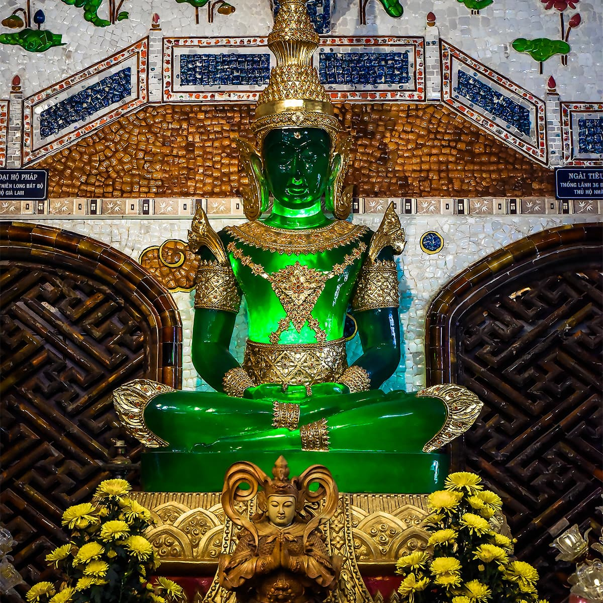 Мастера собирали старую посуду и бутылки, разбивали их на тысячи фрагментов и вручную выкладывали узоры, драконов и буддийские сцены — так родилась «бутылочная пагода».