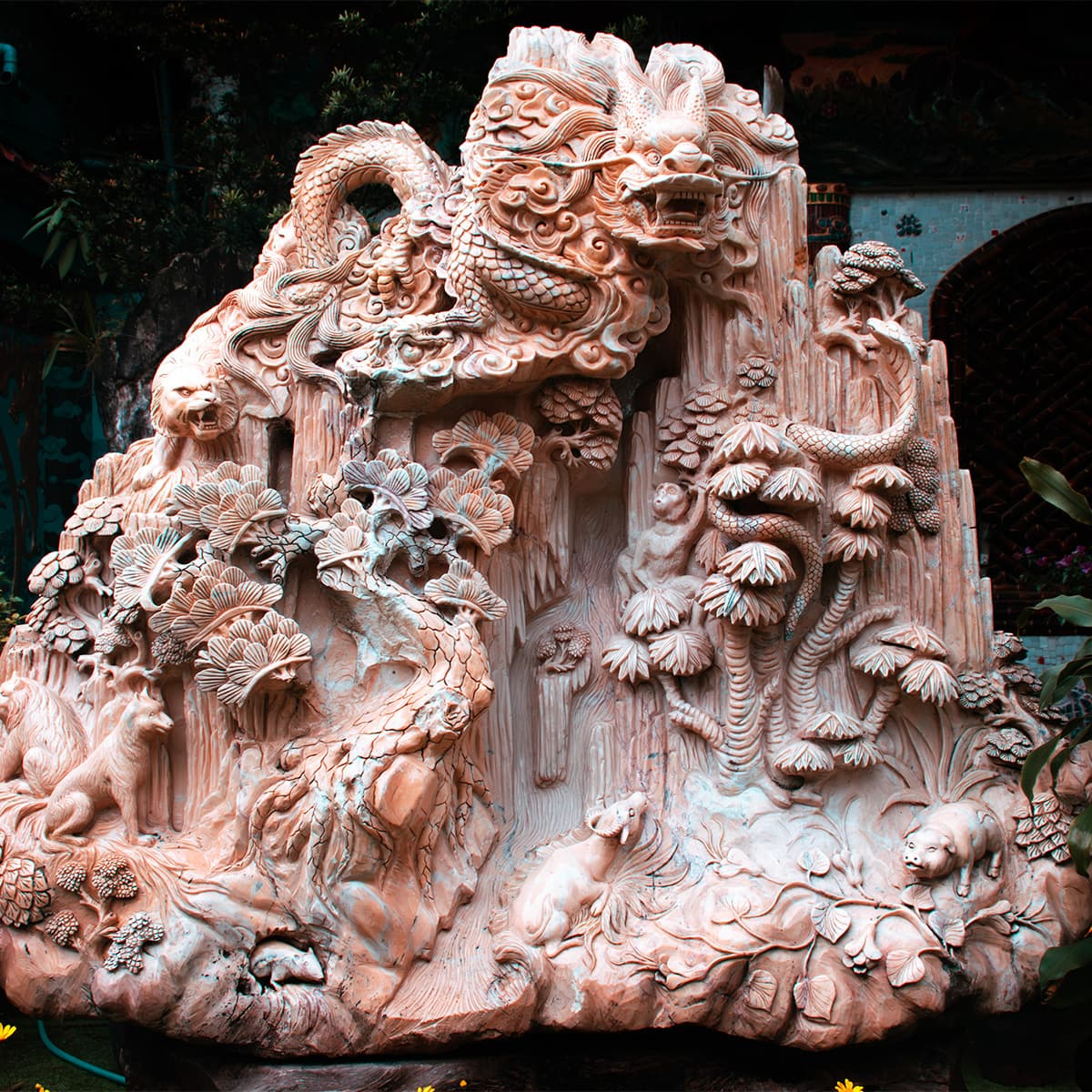 Народное название Chùa Ve Chai закрепилось за Линь Фуок после многолетней отделки мозаикой из стеклянных осколков, которая сделала храм легендой Далата.