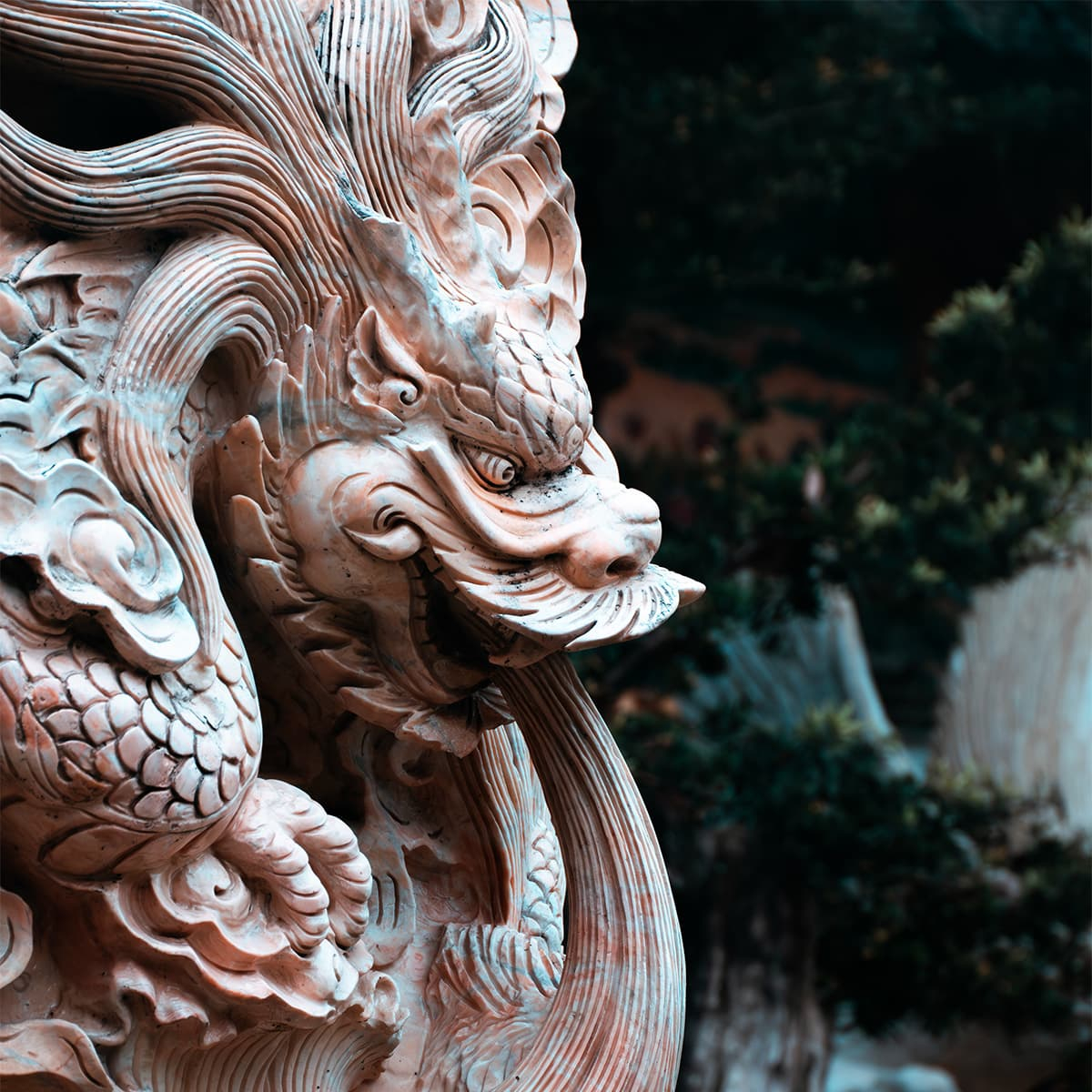 Сегодня Linh Phuoc Pagoda — действующий монастырь и главная необычная достопримечательность Далата: колокольная башня, мозаичные сады, рекордные статуи и подземные галереи.