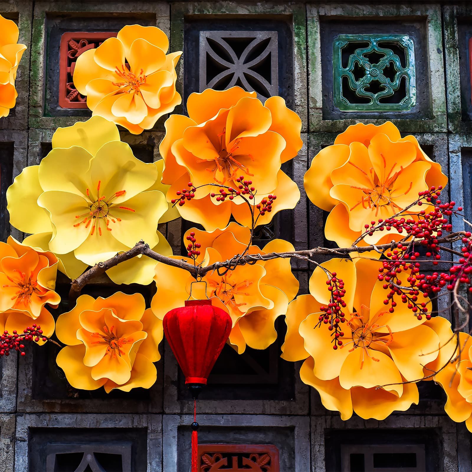 Праздничные улицы к Тету украшают декорациями в виде огромных цветов — яркие инсталляции создают ощущение весны и «перезагрузки» города.