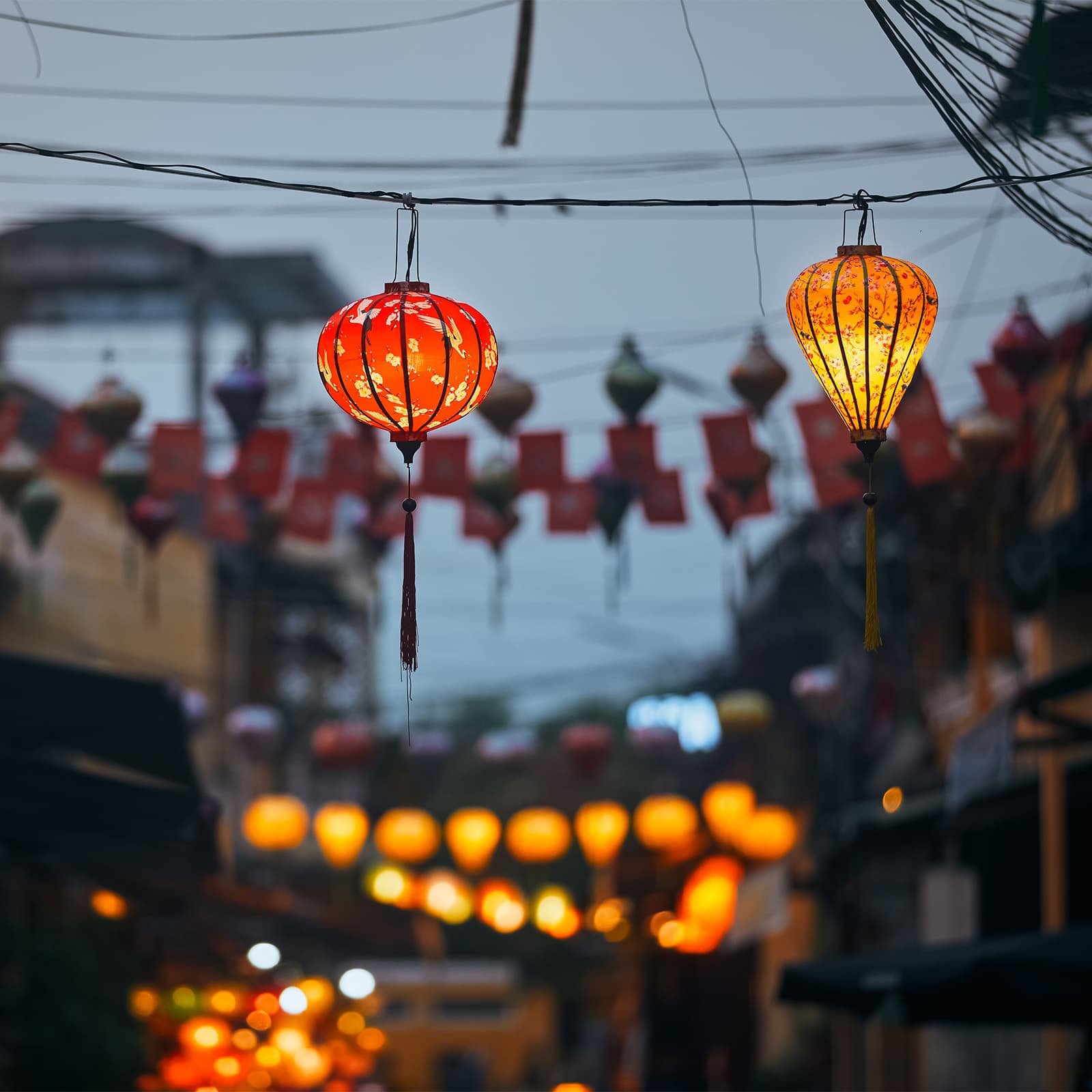 Ряды красных фонарей в новогодние дни превращают набережные и рынки в световой коридор, где праздник ощущается буквально в каждом квартале.
