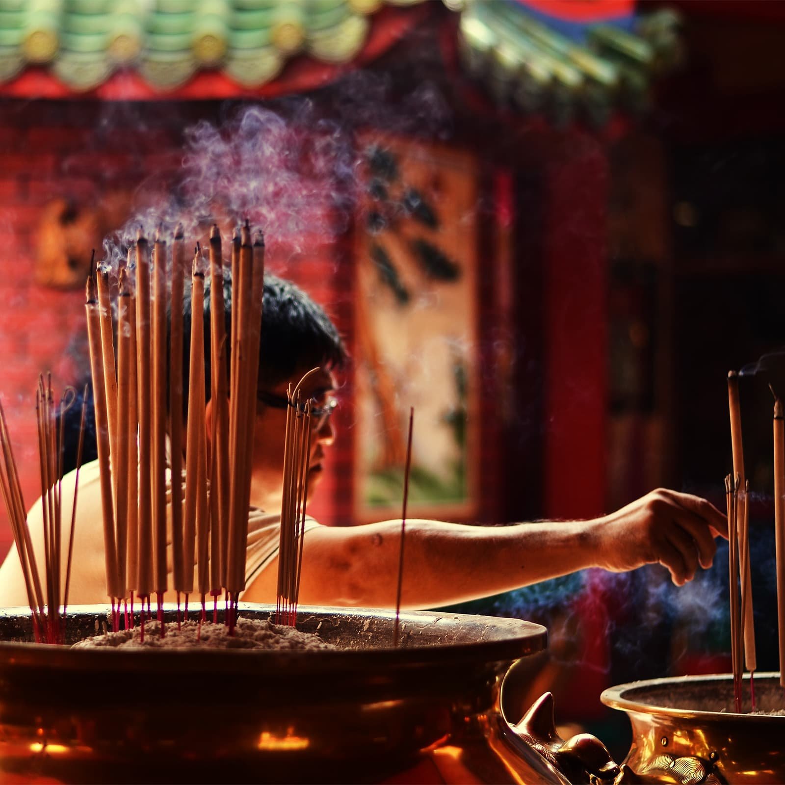 Молитва в пагоде на Тет — одна из самых устойчивых традиций: благовония, тишина и просьба о мире в семье и ясных мыслях.