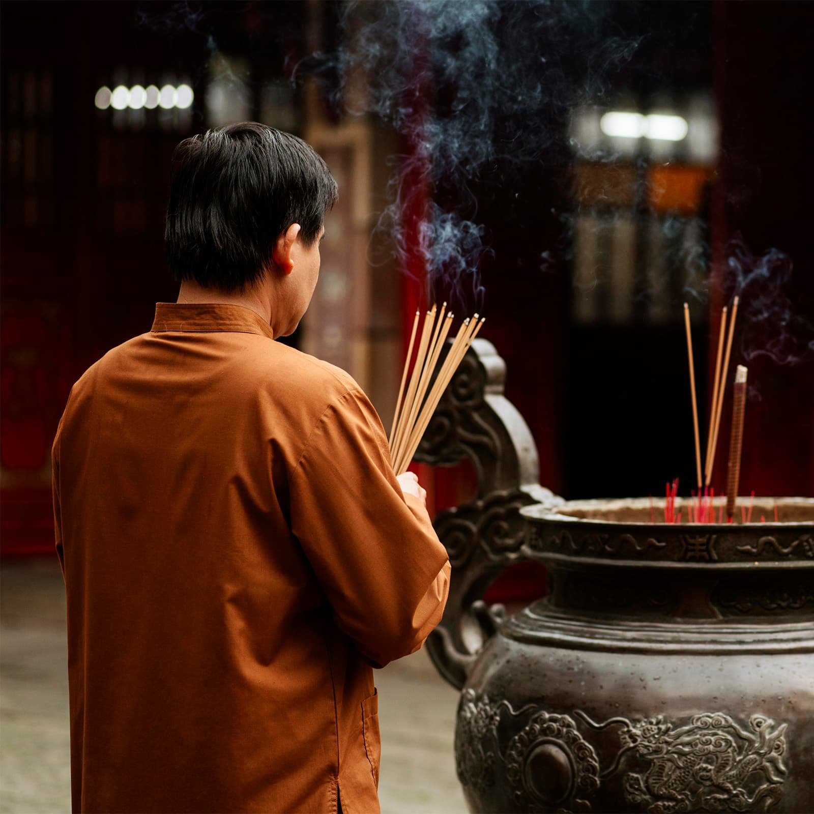 В первые дни Тета многие приходят в пагоды, чтобы помолиться о спокойном и успешном годе, зажечь благовония и попросить благословения.