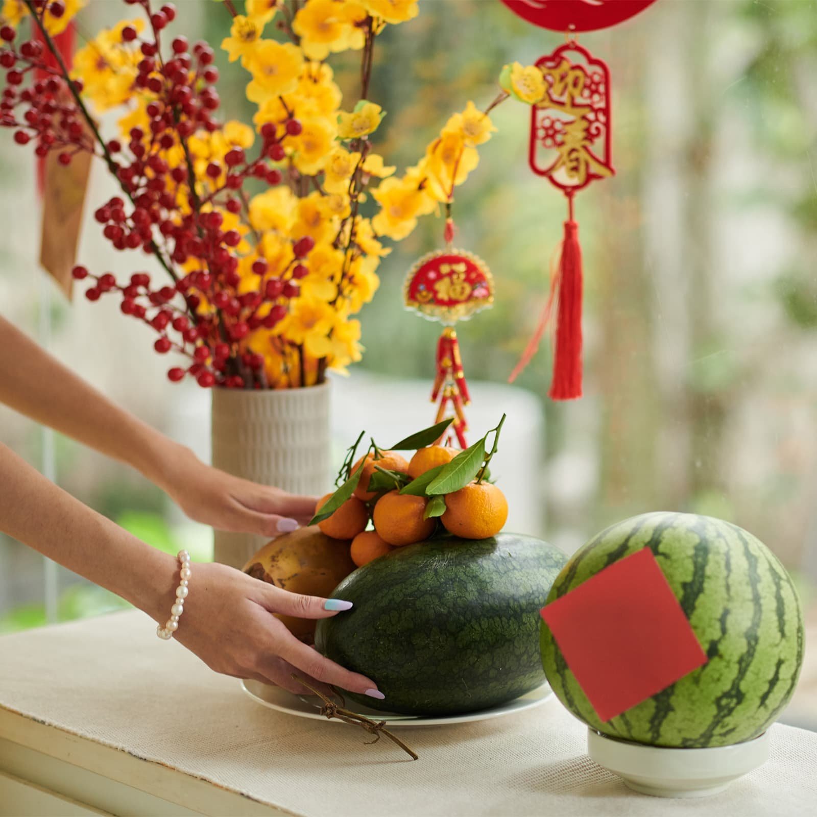 На праздничном столе к Тету часто стоят фрукты и цветы — они дополняют подношения и задают дому тон «изобилия и гармонии».