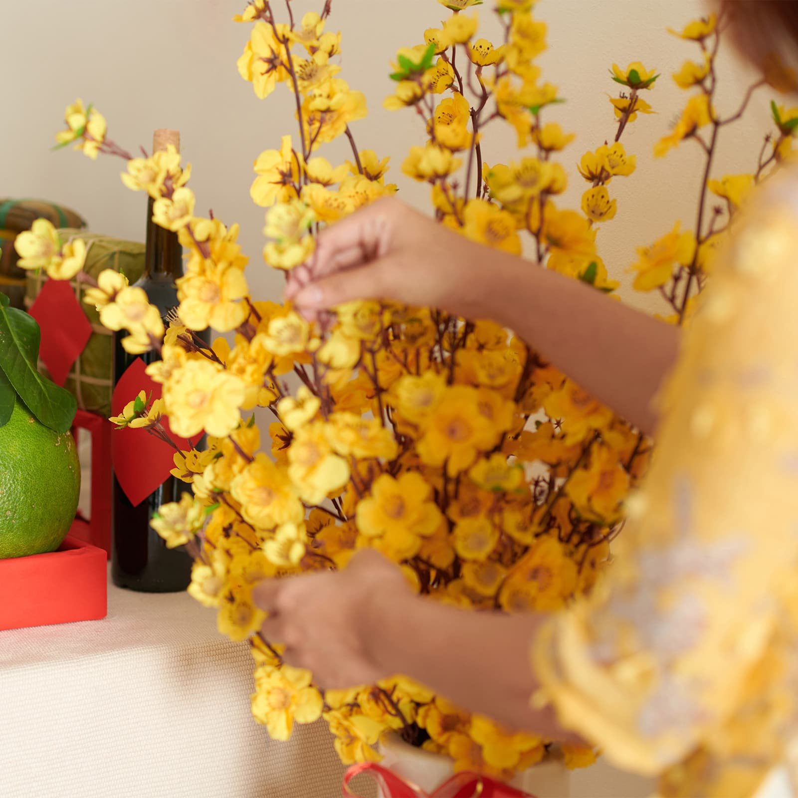 Хризантемы в дни Тета покупают особенно охотно — как символ долголетия и устойчивости, ими украшают дом и праздничные витрины.