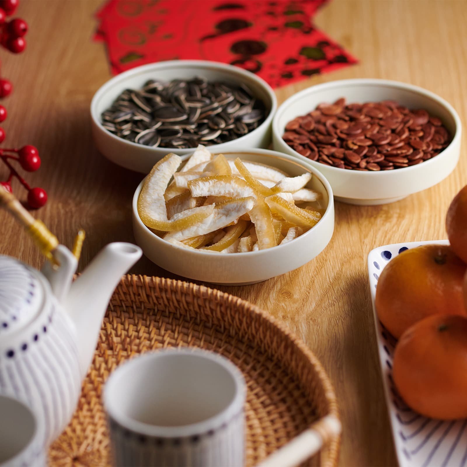 Чаепитие в новогодние дни становится маленьким семейным ритуалом — за чаем говорят тёплые пожелания и встречают гостей без спешки.