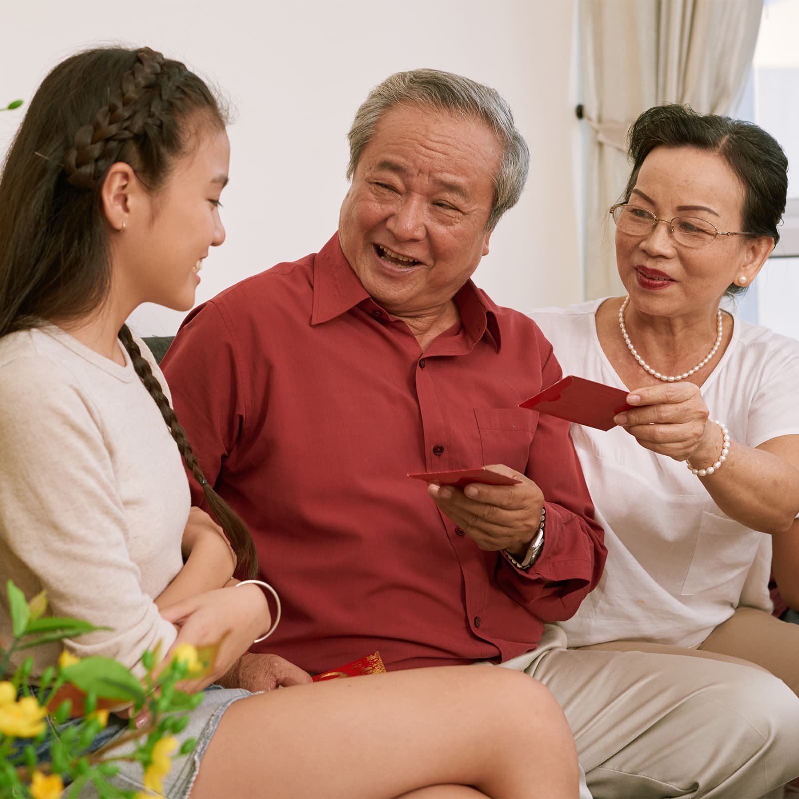 Младшим в семье дарят красные конверты lì xì — важна не сумма, а символика удачи, роста и хорошего начала года.