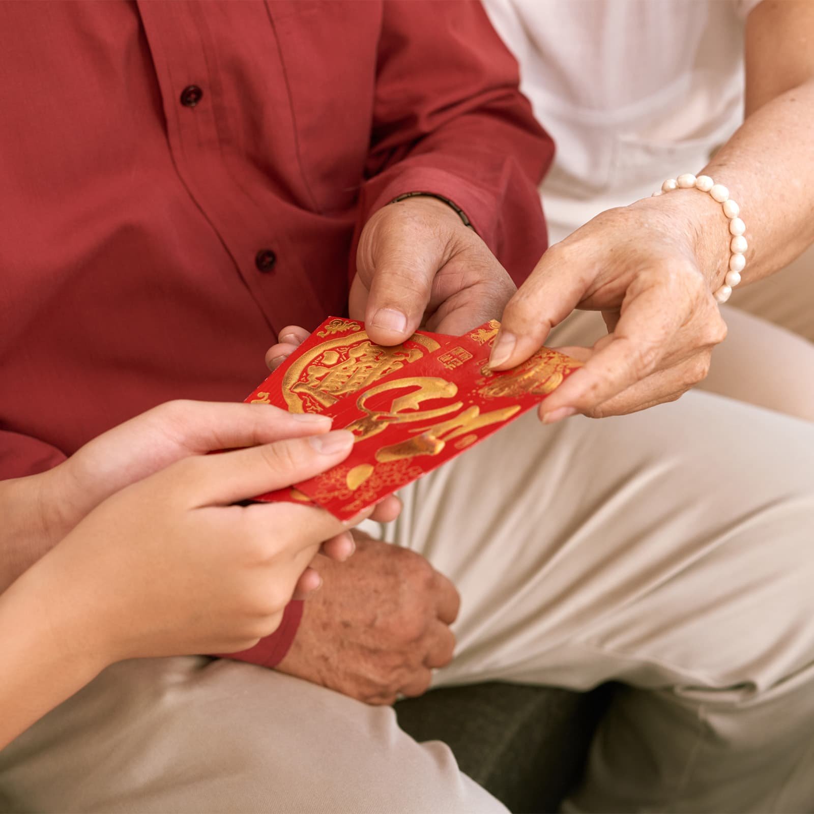 Красный конверт lì xì часто вручают вместе с пожеланиями здоровья и успеха — это способ сказать «пусть год сложится легко».