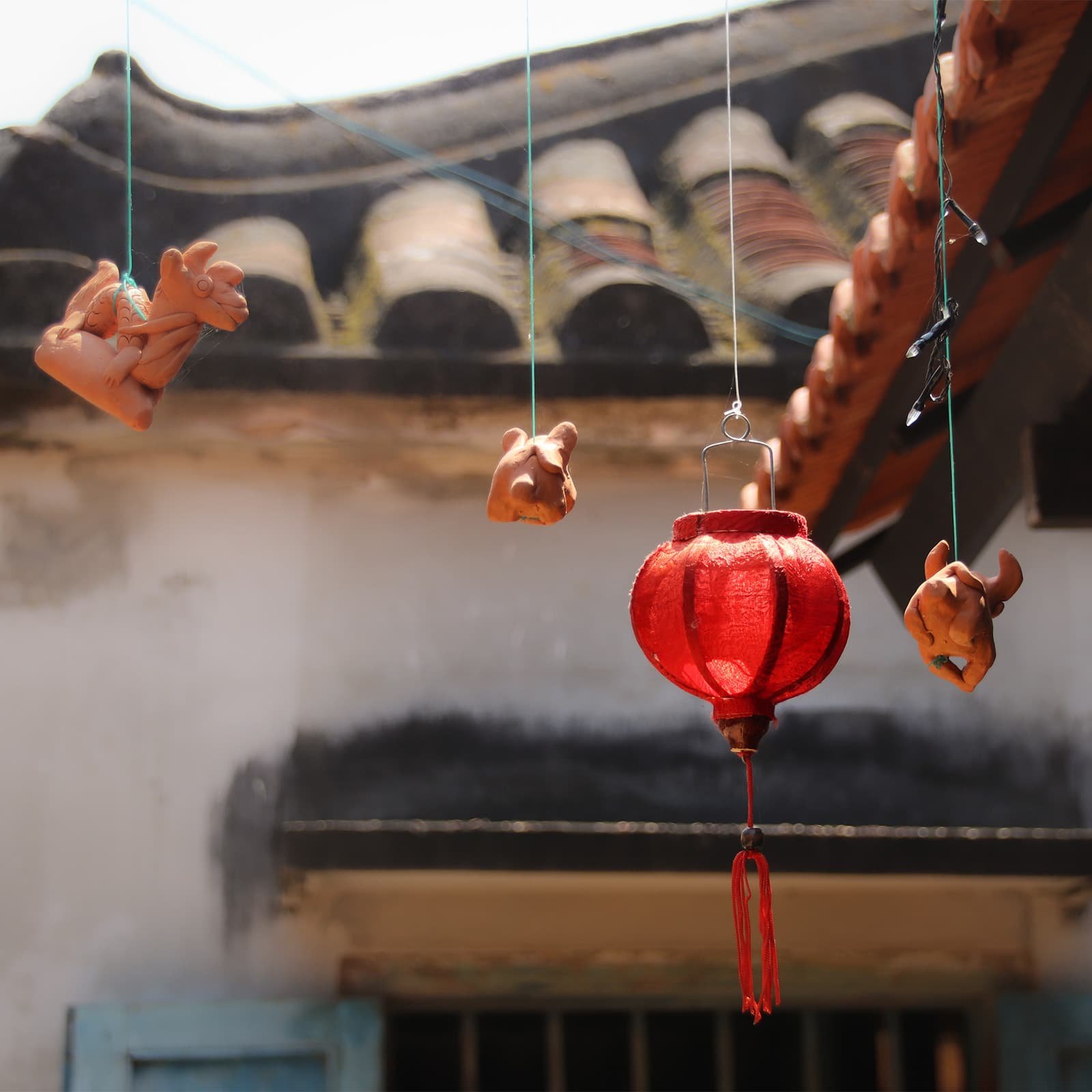 Фонари в новогоднем декоре работают как «мягкий свет праздника» — они появляются у входов, на улицах и в местах прогулок.