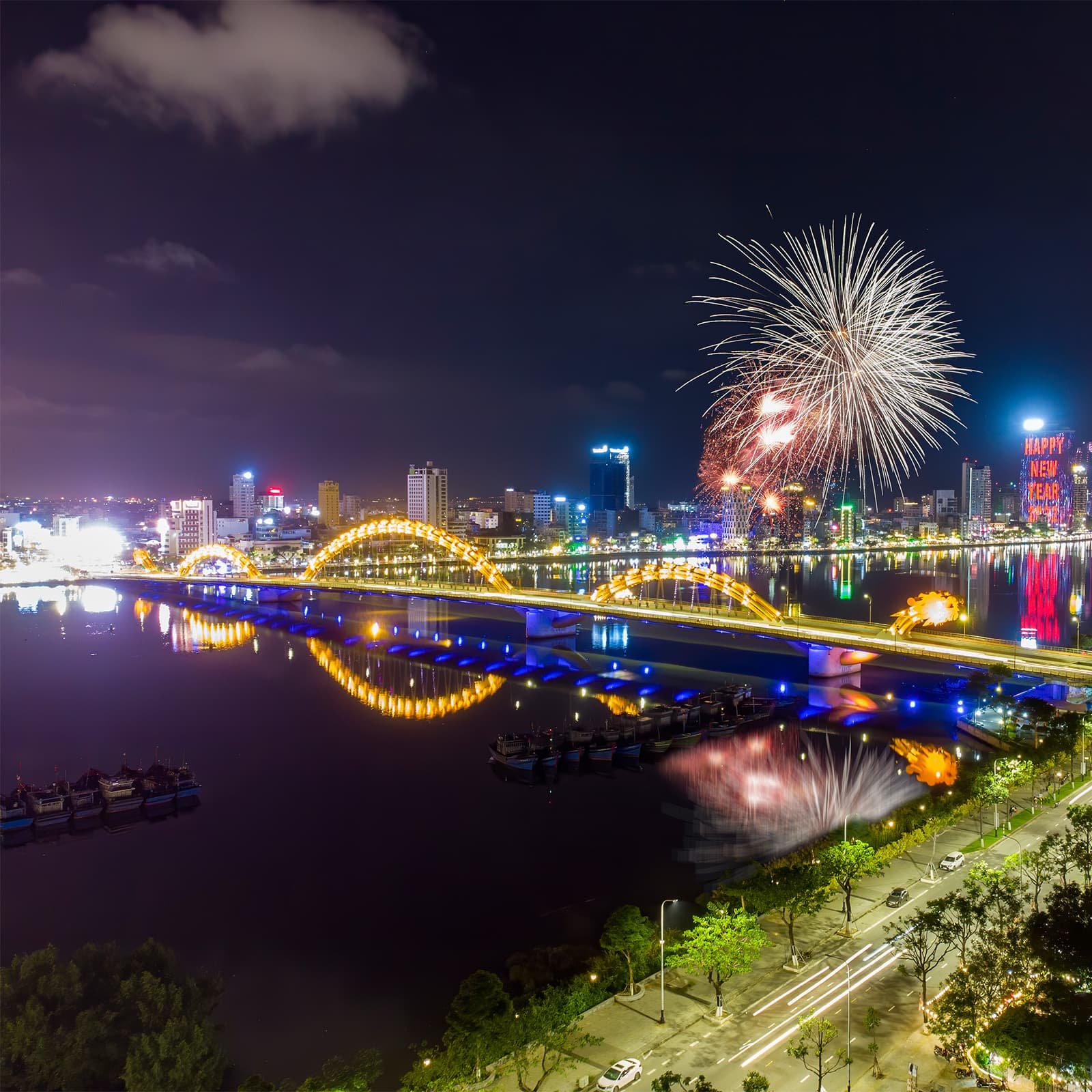 В новогодние дни в Дананге салют у моста Дракона превращает набережную в точку притяжения — люди встречают Новый год вместе, у воды.
