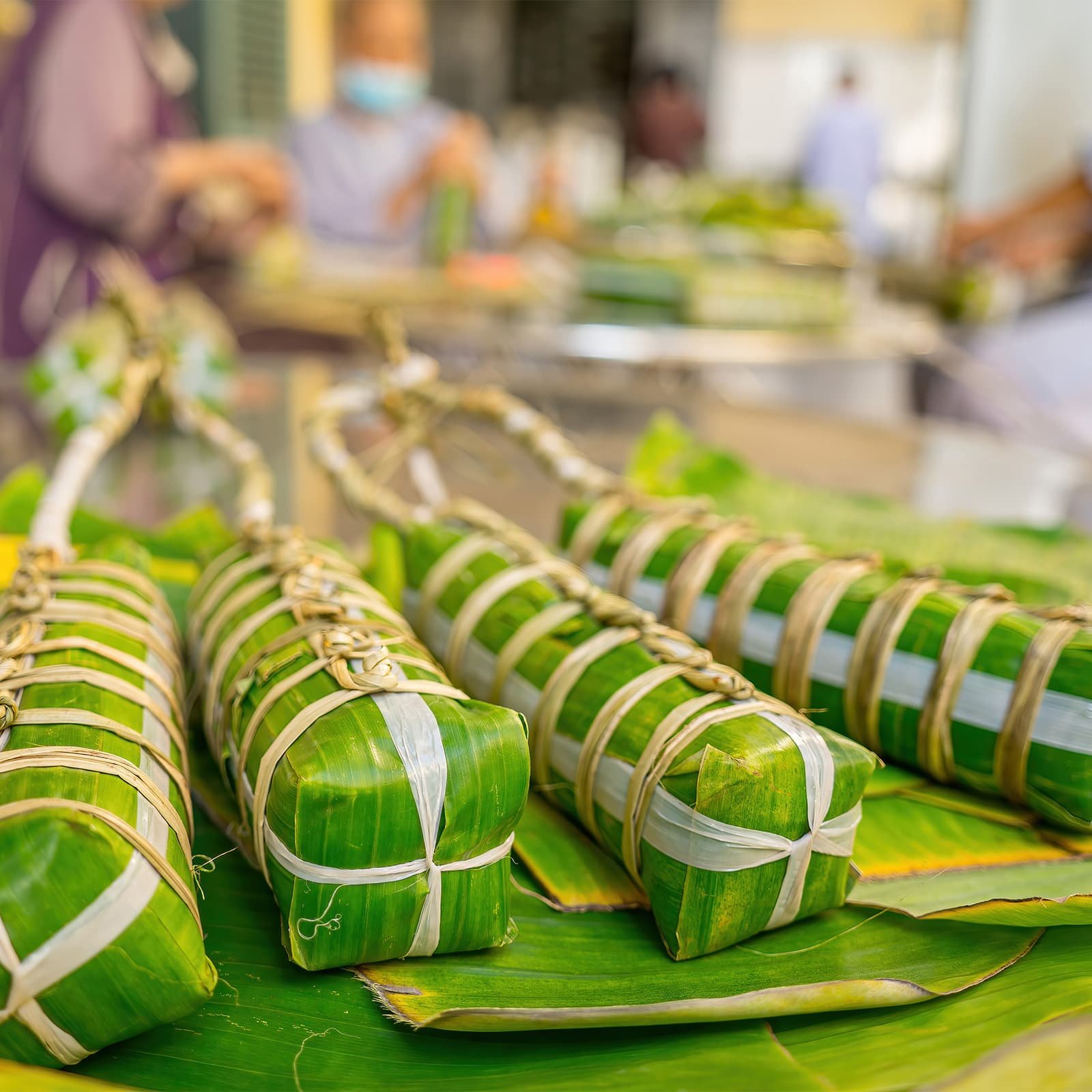 Рисовые пироги bánh chưng и bánh tét готовят к Тету как символ связи с природой и семейного единства, а затем ставят на алтарь предков.
