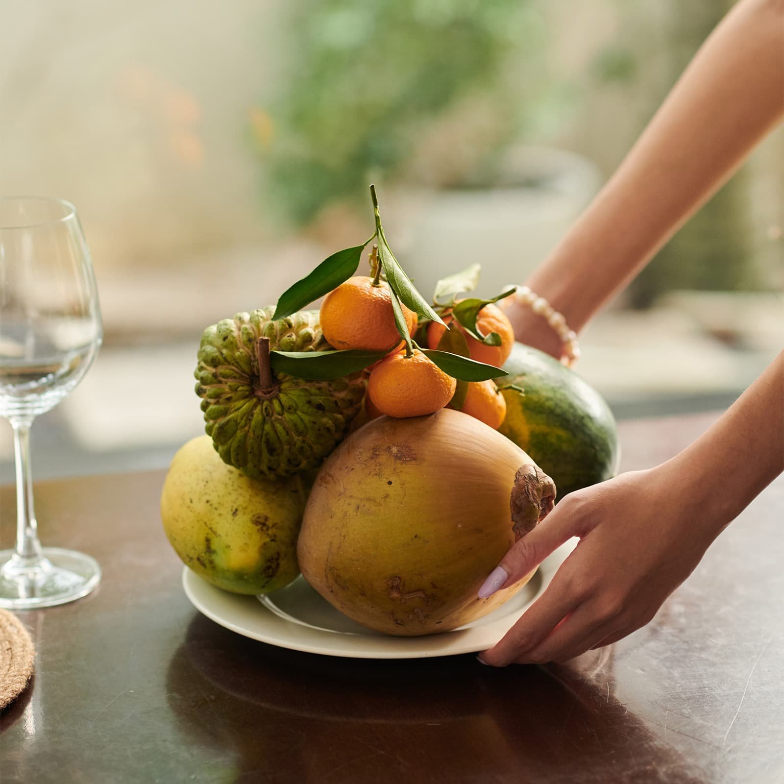 Пятифруктовый поднос на алтаре предков собирают как пожелание счастья, здоровья и достатка — каждый плод имеет свою символику.