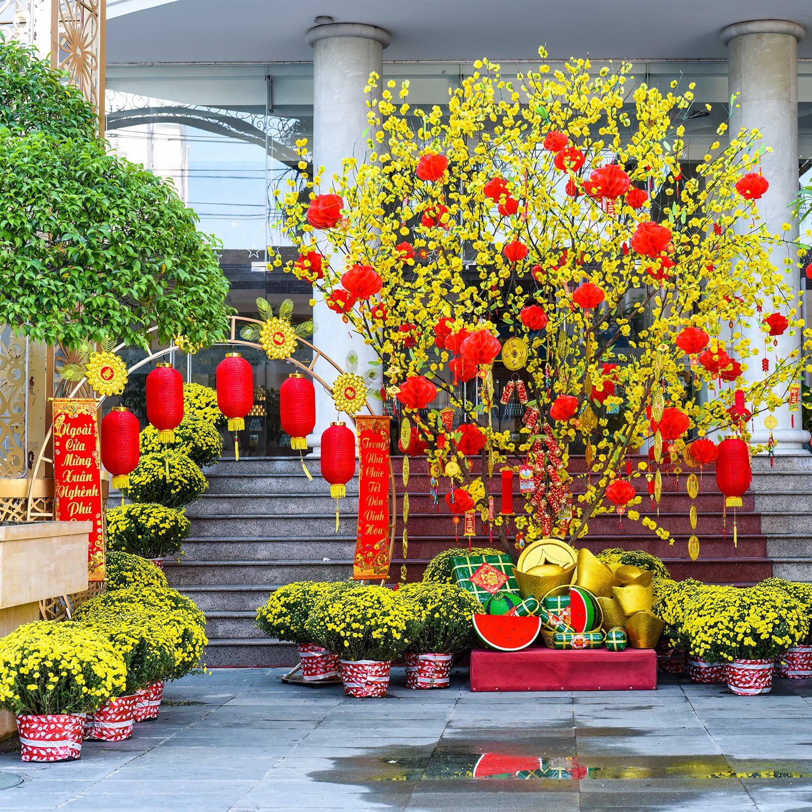 Вечерние улицы с фонарями и хризантемами выглядят почти театрально — мягкий свет делает город уютным и праздничным.