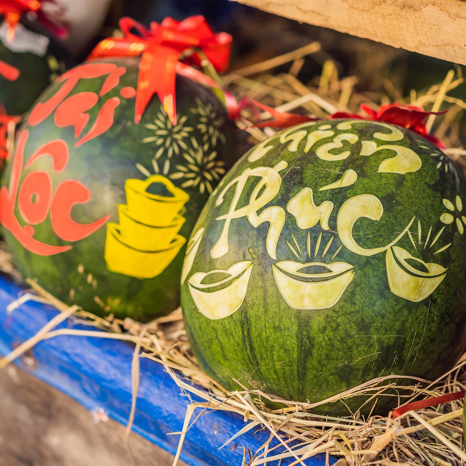 Резьба по арбузу превращает фрукт в новогодний символ — на кожуре вырезают иероглифы с пожеланиями счастья и достатка.