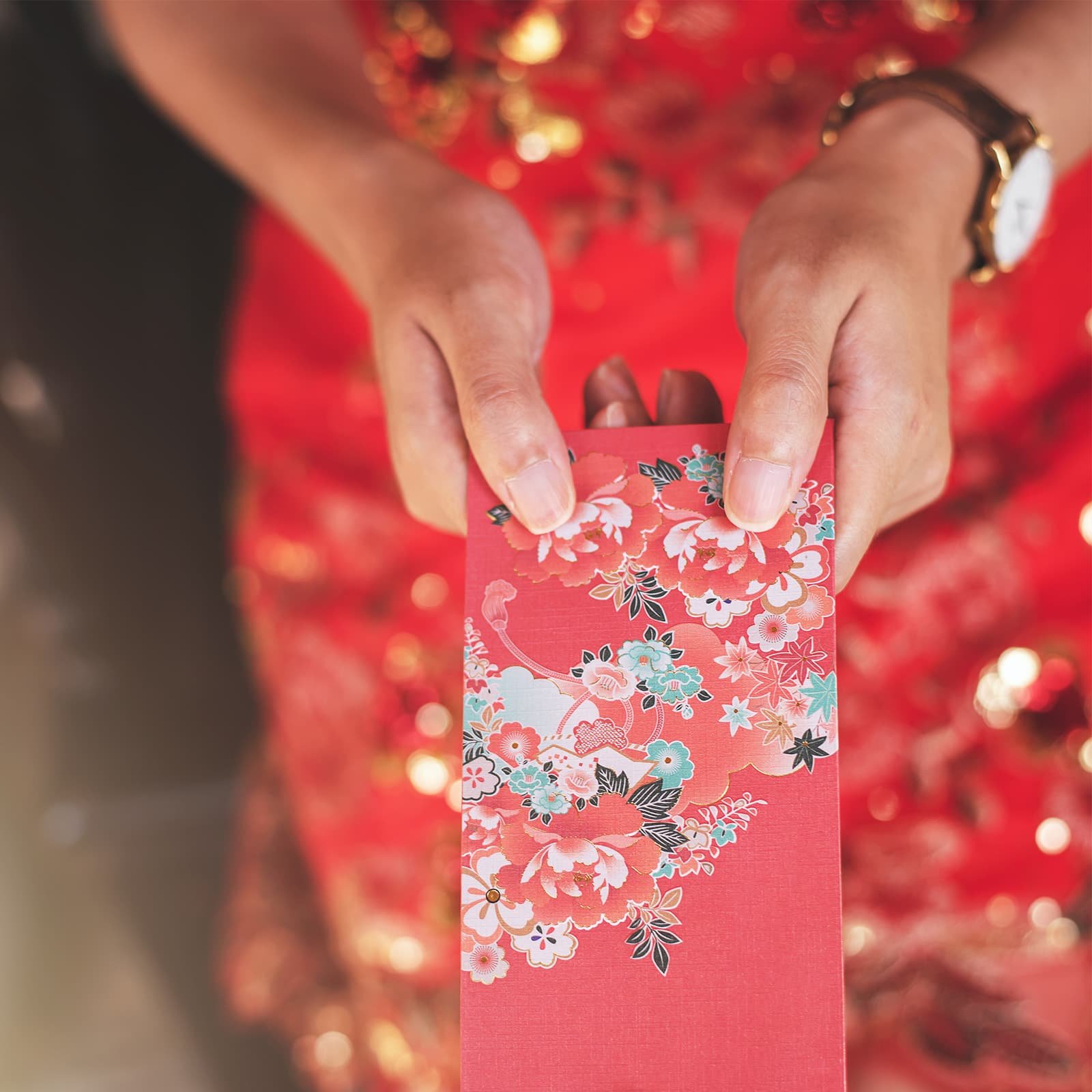 Красные конверты lì xì дарят детям и пожилым как «деньги на удачу» — смысл в благословении, а не в размере подарка.