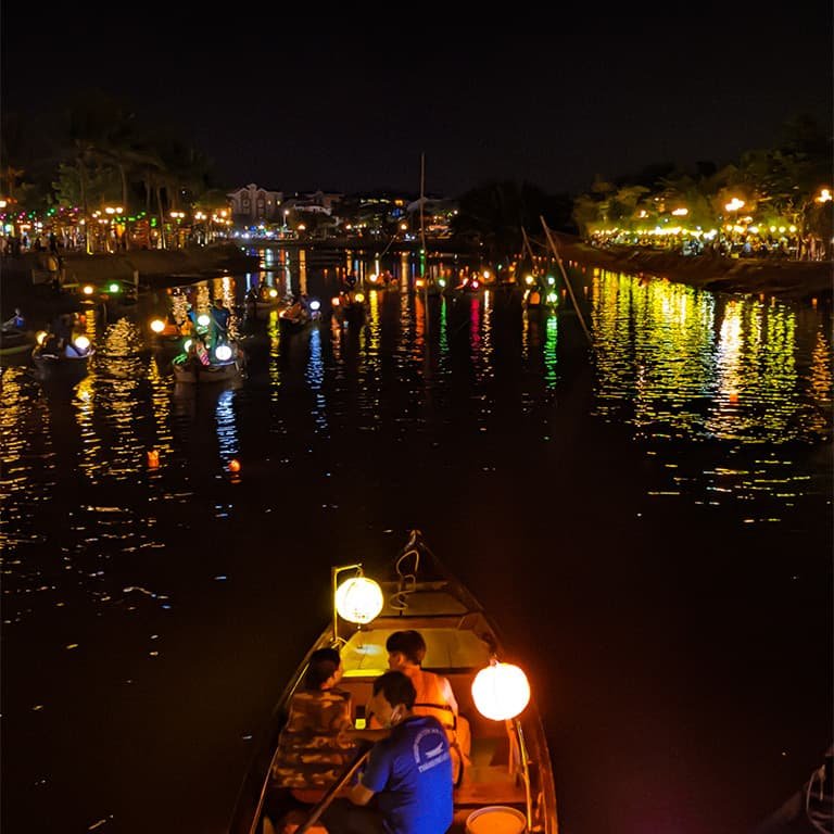 Набережная реки Тху Бон в Хойане освещается мягким светом сотен бумажных фонарей