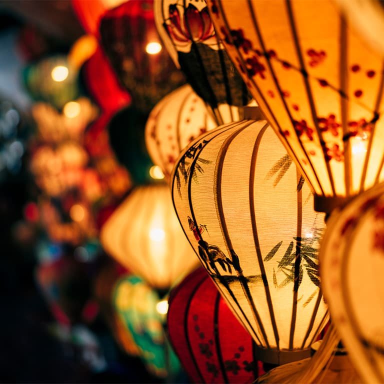 Хойан - это колониальная архитектура, узкие улочки и каналы, пропитанные духом прошлого, и тысячи бумажных фонарей