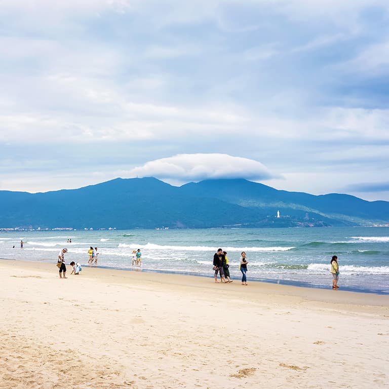 Дананг — современный курортный город с живописными пляжами и впечатляющей тропической природой