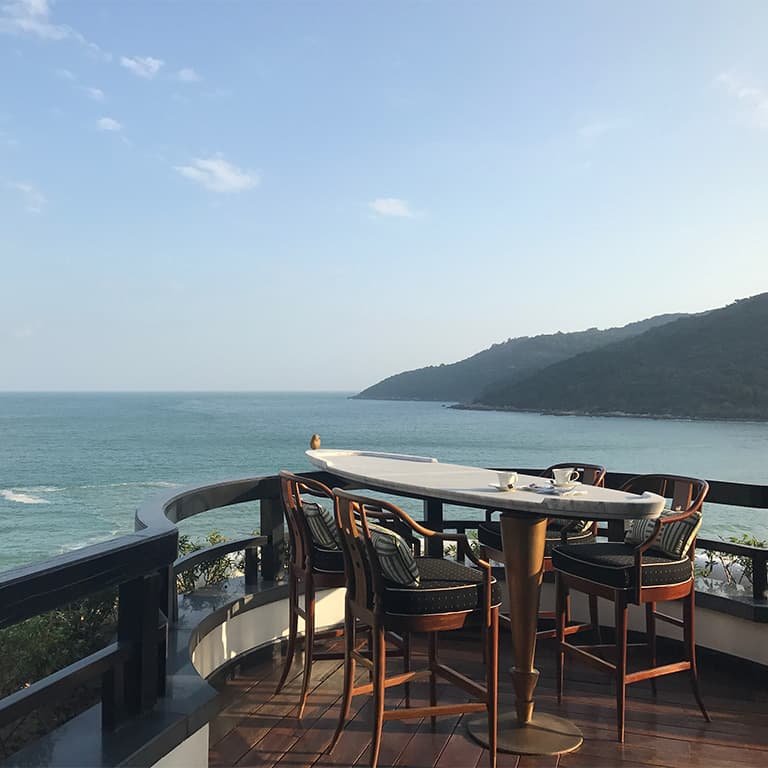 Вид на залив в кафе Дананга