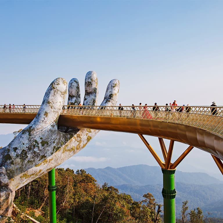 Золотой мост Руки Бога, поддерживаемый гигантскими каменными руками