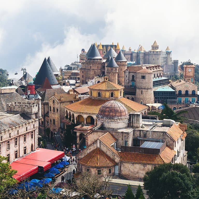 Французская деревня в горном курорте Бана Хиллc