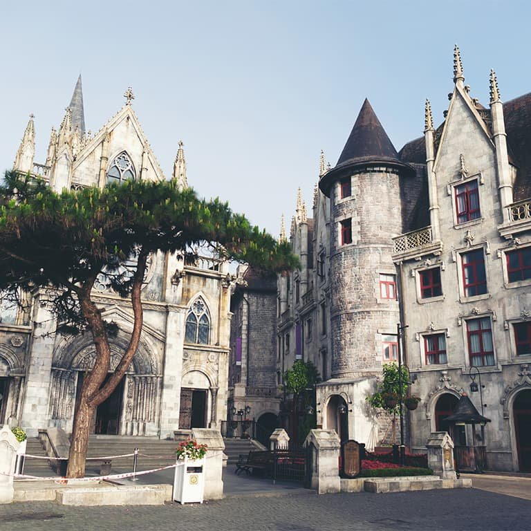 Готическая архитектура воссозданной французской деревни в БаНа Хиллс в Дананге