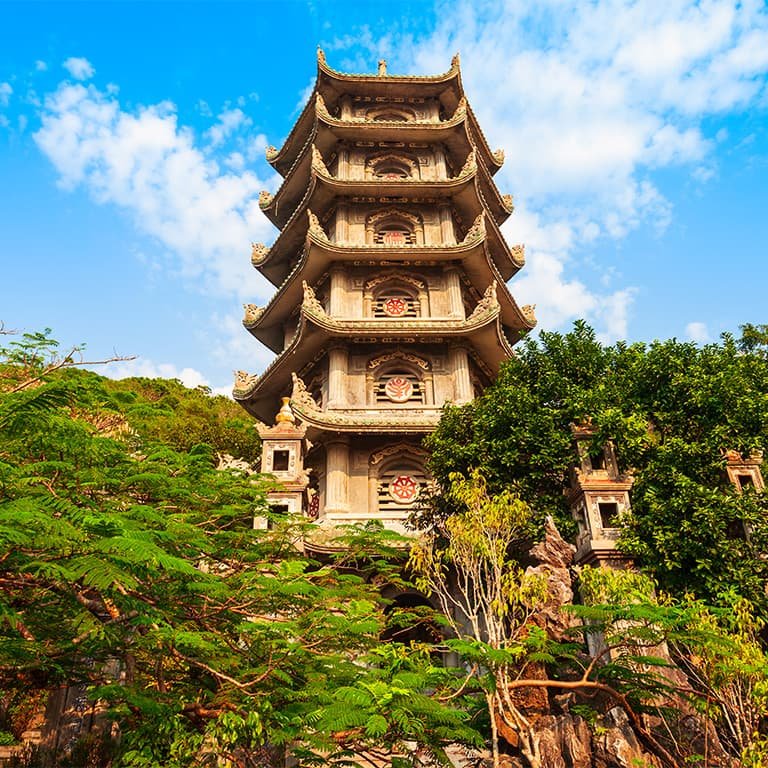 На Мраморных Горах можно совершить подъём на вершину горы Тхюи Шон с потрясающим панорамным видом