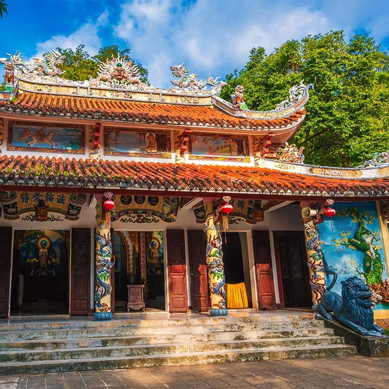 Мраморные горы символизируют воду, огонь, землю, дерево и металл. Это одна из самых интересных достопримечательностей Дананга.