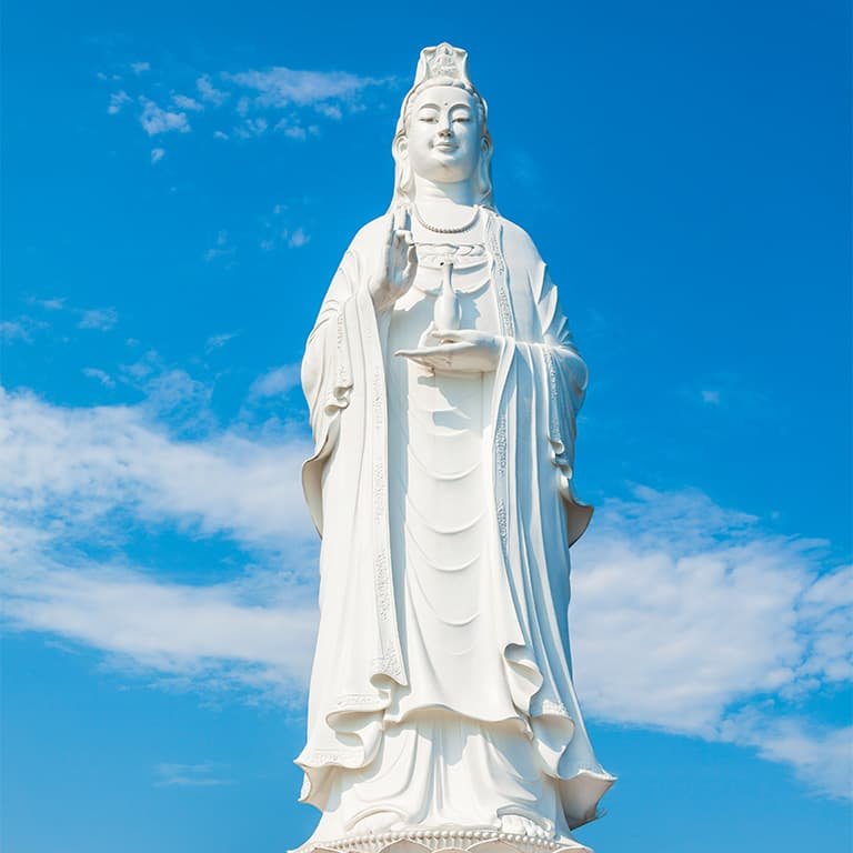 Белоснежные статуи Будды и Леди Будды в пагоде линь Ынг