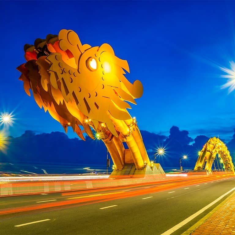 Огнедышащая дракона на мосту Дракона в Дананге извергает пламя в определенные часы выходного дня