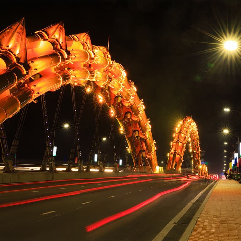 Мост Дракона ярко освещается ночью - невероятное по красоте зрелище