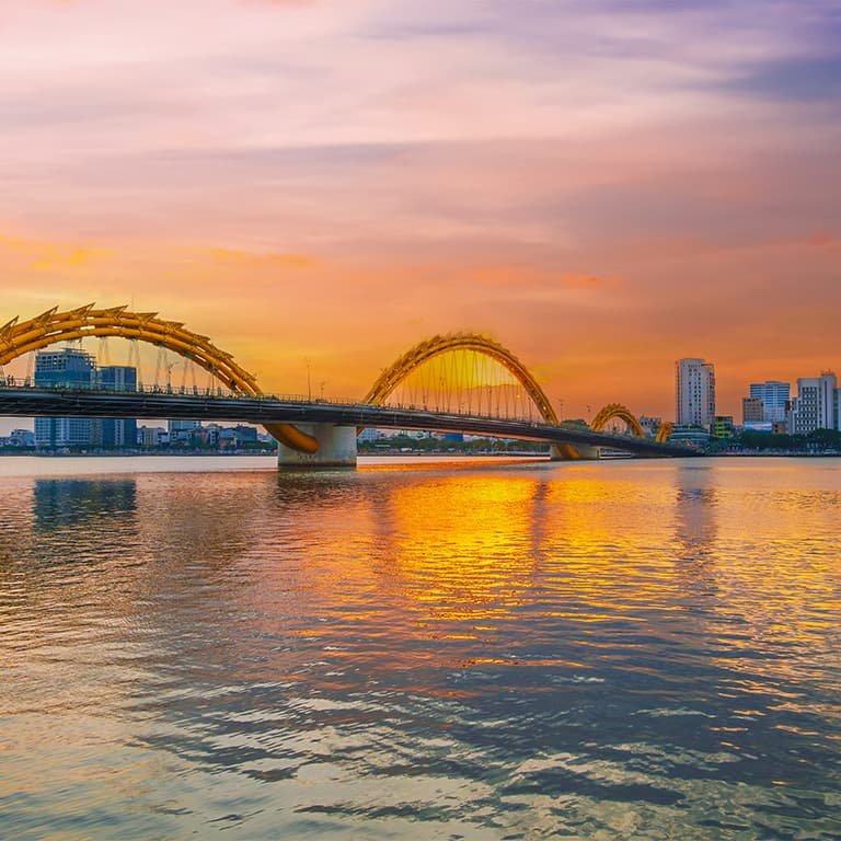 Массивные своды тела Дракона в Дананге