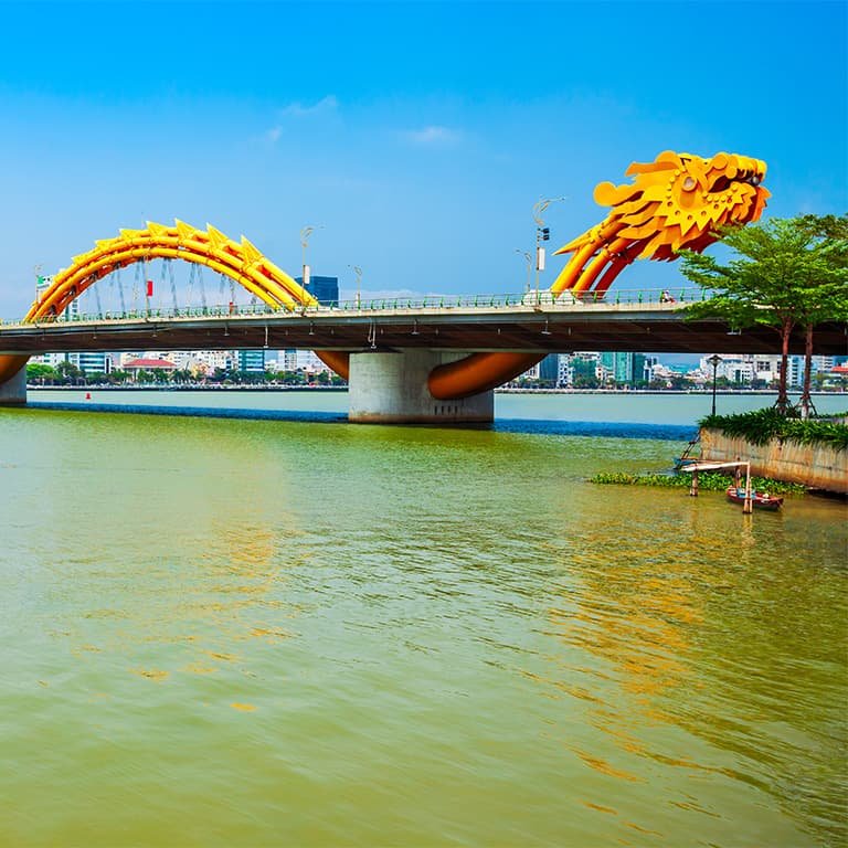 Днем мост Дракона красиво отражает солнечный свет своим ярким желтым окрасом