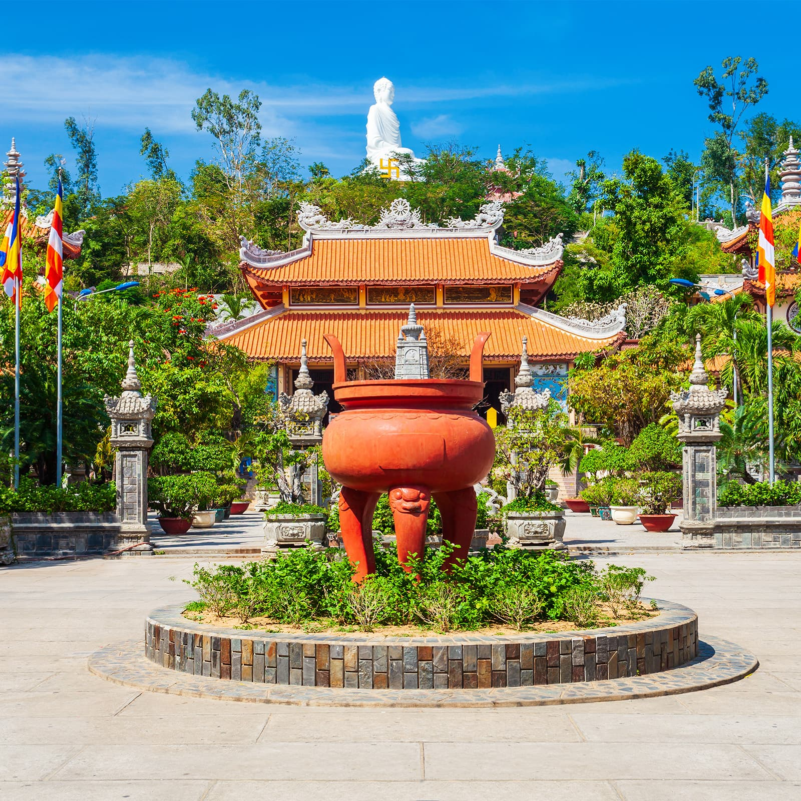 Лестница к белому Будде в пагоде Long Son Pagoda в Нячанге — маршрут через храмовый комплекс, где буддийские скульптуры, декоративные детали и городской вид складываются в цельное впечатление