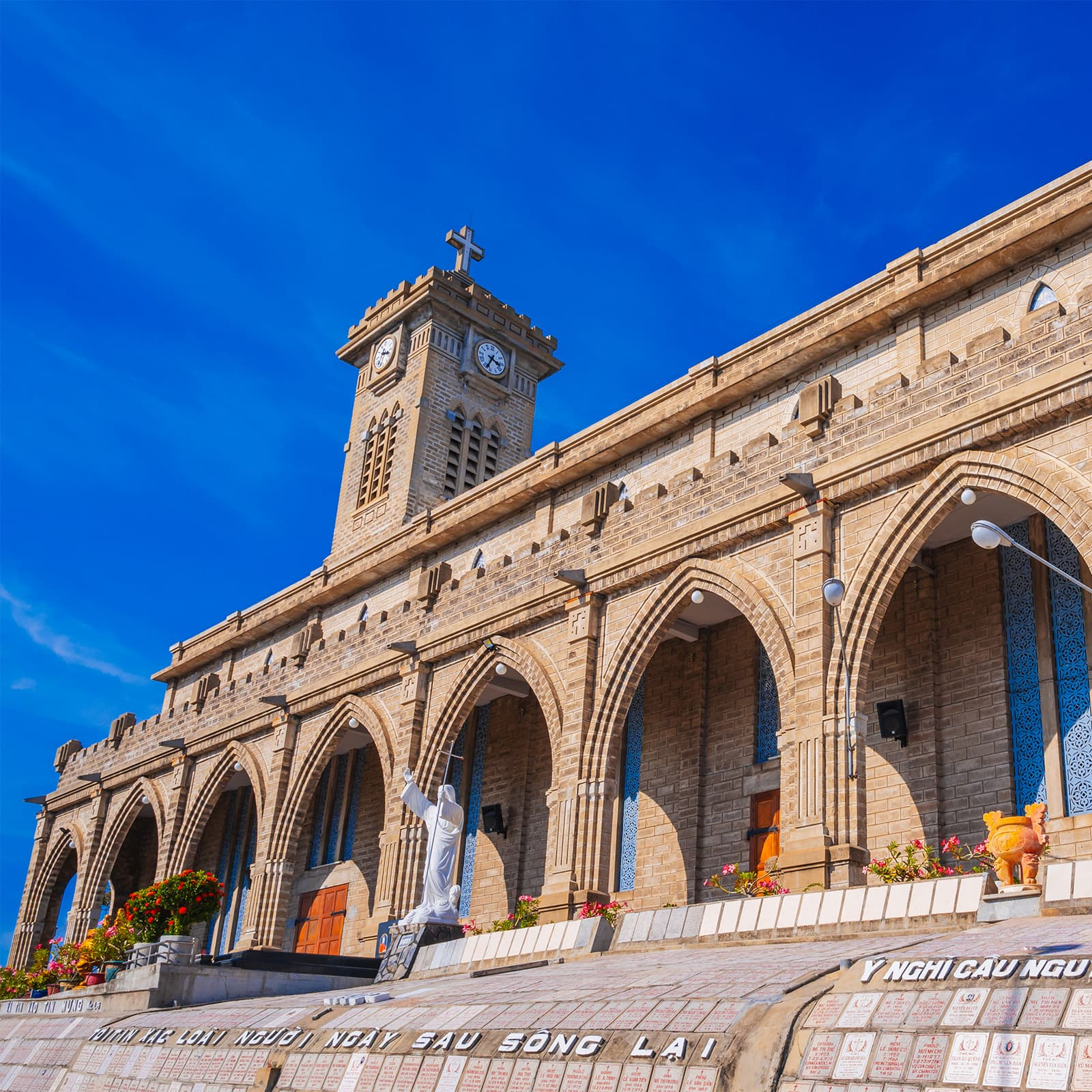 Mountain Church Nha Trang с каменными стенами, витражами и колокольней — редкое для южного Вьетнама сочетание европейской готики, городской истории и католической традиции
