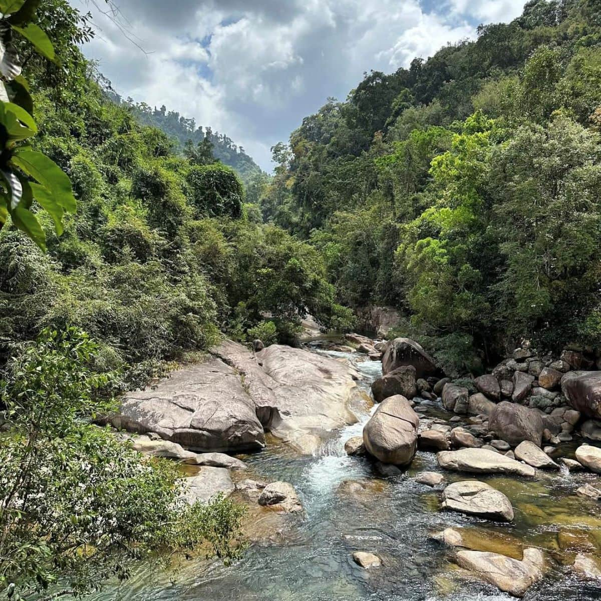 Водопад среди тропических джунглей Kong Forest