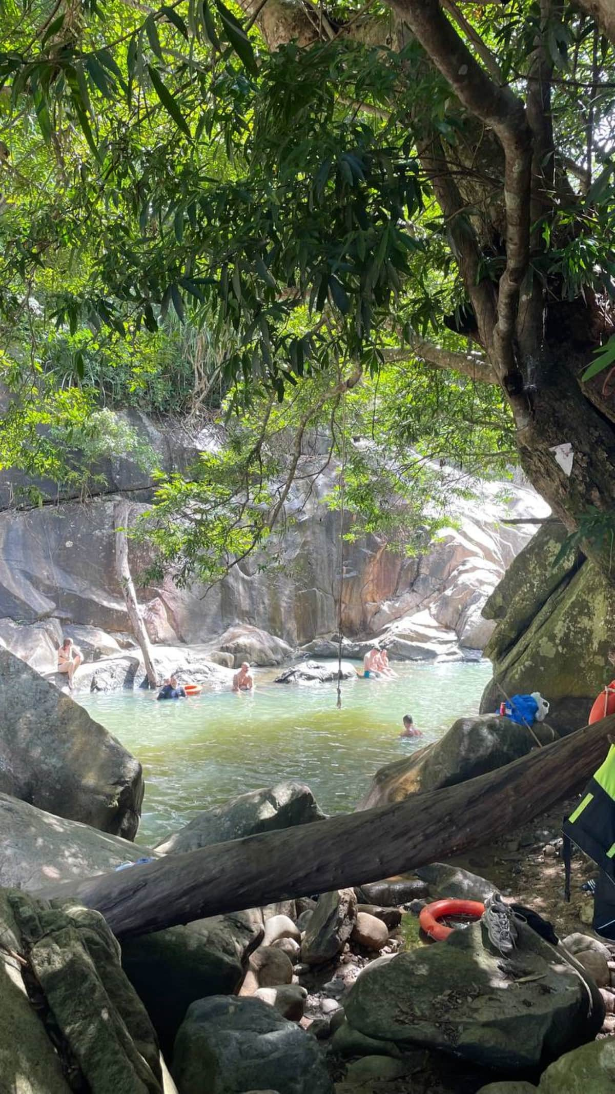 Туристы купаются в водопаде