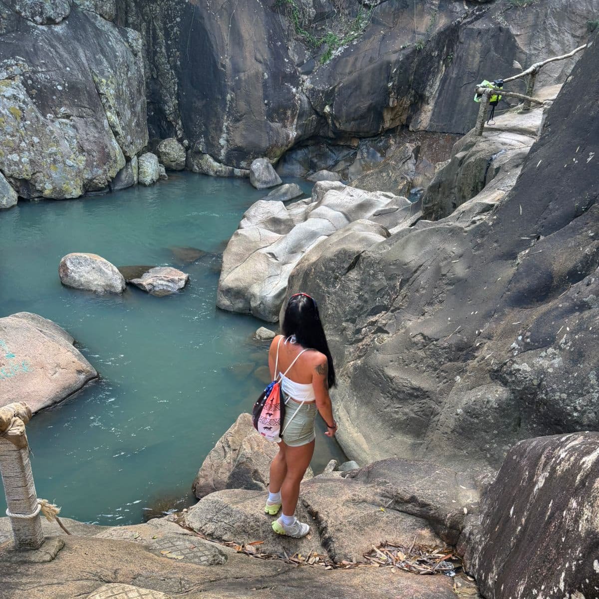 Водопад Бахо и резорт «Райский уголок» на пляже Зоклет: сначала подъём по джунглям и купание в природных бассейнах, потом белый песок и тёплое море.