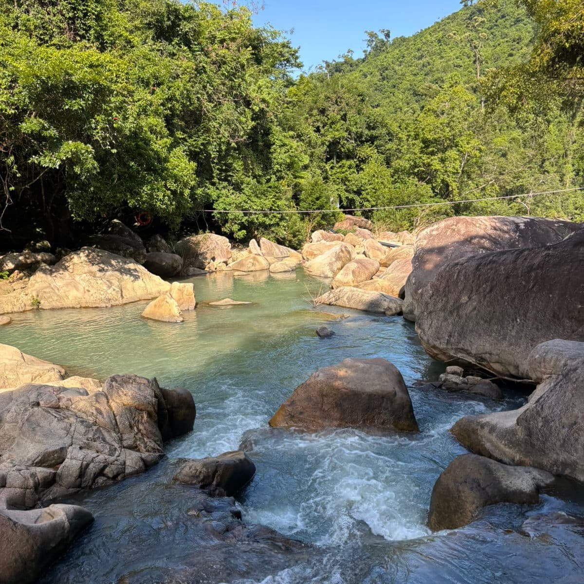 Экскурсия «Водопад Бахо и Райский уголок» показывает контраст Вьетнама: дикие джунгли и скалы утром, расслабленный пляж Зоклет с морепродуктами днём.