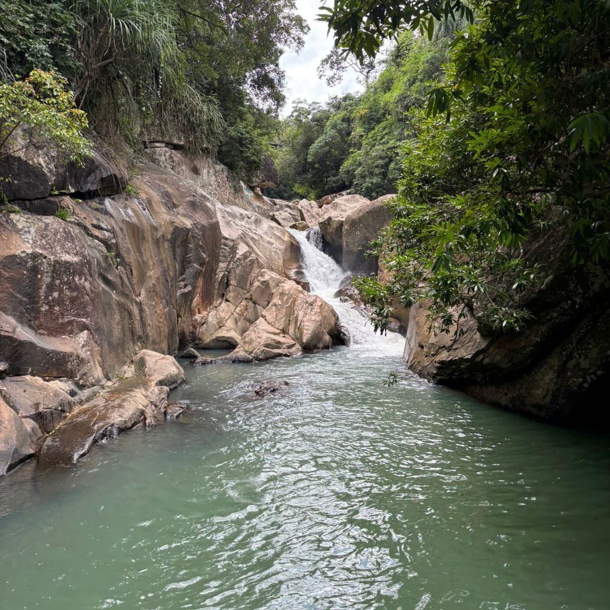 Райский уголок на пляже Зоклет: белоснежный песок, бирюзовое море, шезлонги в тени и обед из свежих морепродуктов после активного подъёма к водопаду Бахо.