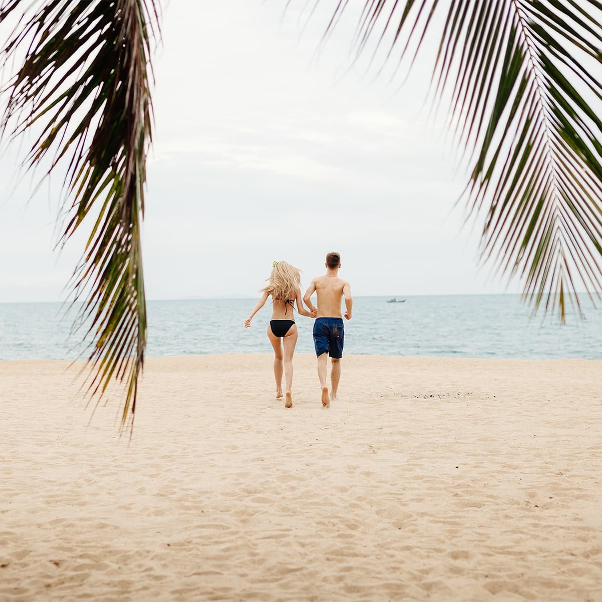 Райский уголок на пляже Зоклет под Нячангом: белоснежный песок, тёплое бирюзовое море, шезлонги в тени пальм и обед из свежих морепродуктов у кромки воды.